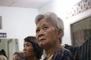 Cụ già reo lên: 'Em, em ơi... Mình có quà nè em...'