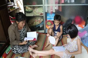 Doanh nhân 'cho thuê trai' giúp đỡ hai bé đến trường