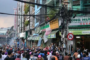 Hàng trăm người chen nhau cướp tiền, đồ cúng cô hồn