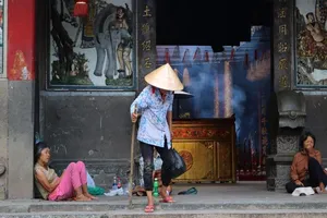 Vu Lan buồn của bà già bán vé số