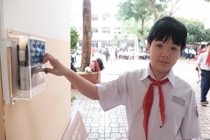 HS tới trường, quẹt thẻ chuyên nghiệp như đi làm