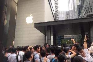 Hàng ngàn người xếp hàng mua iphone X