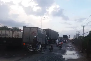 Quốc lộ 1A: Xe máy leo lề vì xe tải lấn ngang