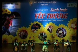 Xim clip vẽ tranh bằng miệng của họa sĩ khuyết tật