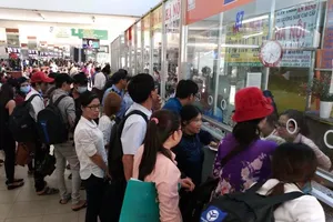Các bến xe ở TP.HCM tổ chức bán vé xe Tết sớm