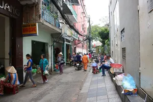 Dẹp chợ tự phát, chính quyền hỗ trợ dân mưu sinh