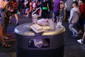 Sau giao thừa, phố đi bộ lại ngập tràn rác...