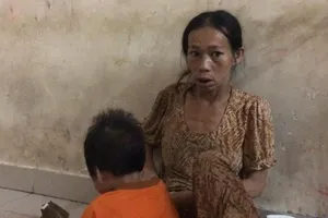 Đưa người mẹ ẵm con ăn xin ở khu phố Tây đi cai nghiện