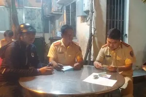 CĐV phấn khích: 'Em có làm gì sai đâu mà giữ?'