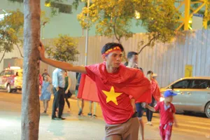 Dòng người tiếc nuối đi bộ về khi U-23 VN thua trận