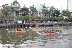 450 vận động viên tham gia đua thuyền truyền thống