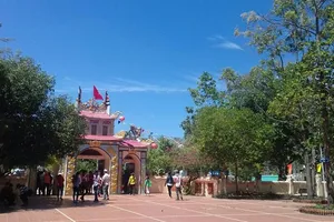 Dòng người đổ xô về Dinh Thầy Thím đầu năm