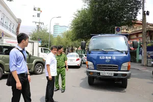 Ông Đoàn Ngọc Hải chạy bộ đuổi xe tải ngược chiều 