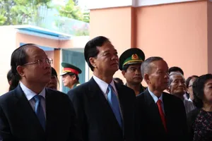 Lãnh đạo TP.HCM dâng hương lên Chủ tịch Hồ Chí Minh