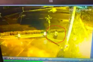 Camera ghi cảnh công nhân vào công ty trộm gần trăm triệu