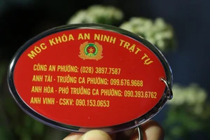 Dân vui vì nhận móc khóa có số điện thoại công an phường
