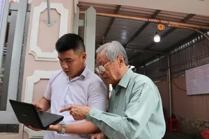 Cụ già đến tiễn anh hùng Nguyễn Văn Thương bằng lời hát