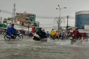 Dân bì bõm lội nước, sụp miệng ống cống sau cơn mưa chiều