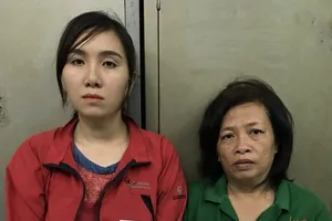 Cô gái trẻ bế con 2 tuổi đi bán ma túy 