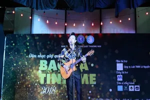 Nghệ sĩ Chí Tài khiến SV ĐH Luật phát cuồng với 'Nhỏ ơi'