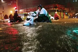 Người dân TP.HCM chật vật với nạn ngập sau bão số 9