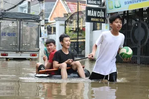 Dân TP.HCM đi chợ bằng xuồng sau bão số 9