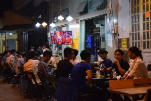 Quán nhậu, quán cà phê chật cứng người xem Việt Nam đá bán kết