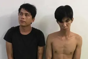 'Hốt' một lúc 2 điện thoại trong quán cơm