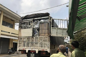 Mật phục tóm gọn xe tải chở hàng không nguồn gốc