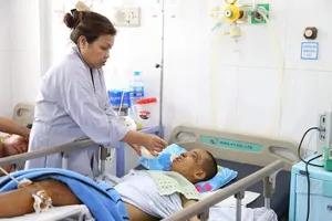 Xót xa cảnh bé trai bại não bị tai nạn giao thông