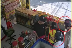 Thủ Đức: Vợ chồng giả cán bộ liên đoàn lao động đi bán sách