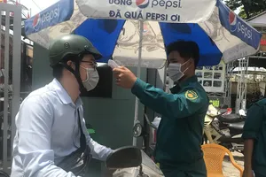 Dân gọi cán bộ phường hỏi điểm mua khẩu trang chống COVID-19