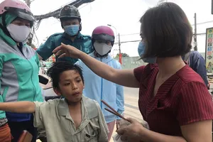 Bé trai 10 tuổi đi lạc, lao đầu vào xe lớn