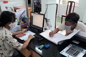 Khởi tố vụ án người mang giấy tờ giả lên phường để sao y