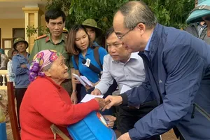 Ông Nguyễn Thiện Nhân, đoàn TP.HCM thăm đồng bào miền Trung 