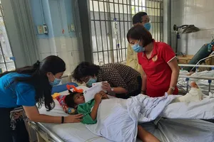 Bà Tô Thị Bích Châu, đoàn TP.HCM tiếp tục thăm miền Trung