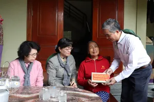 Đoàn đại biểu Quốc hội TP.HCM hỗ trợ 2,2 tỉ cho Nghệ An 