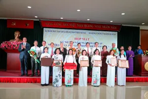 4 gia đình tặng hiện vật quý cho Bảo tàng mặt trận tổ quốc VN