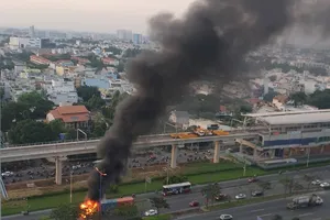 Xe container bốc cháy ngùn ngụt trên xa lộ Hà Nội