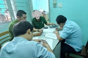 Một người dân bị phạt 4 triệu đồng vì đổ rác nơi công cộng