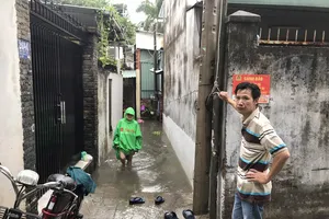 TP Thủ Đức: Mưa 20 phút, 5 hộ dân hoảng loạn vì nước dâng cao