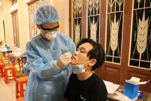 Lực lượng y tế lấy mẫu xét nghiệm tại Gò Vấp. Ảnh: HOÀNG GIANG