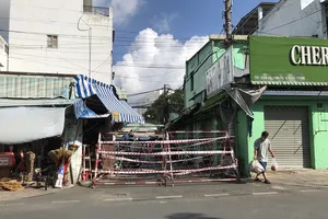 Chợ truyền thống ở Thủ Đức giăng dây để phòng dịch khi mua, bán