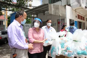 Lãnh đạo TP.HCM thăm các bệnh viện điều trị COVID, khu cách ly