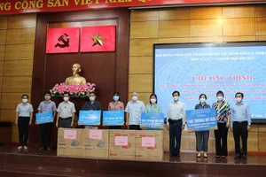HĐND TP.HCM tặng quà hỗ trợ người khó khăn tại TP Thủ Đức