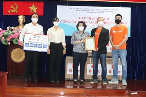 Trao thiết bị y tế cho 44 bệnh viện điều trị COVID-19 tại TP.HCM