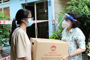 Lãnh đạo TP.HCM đến khu trọ trao tiền, quà hỗ trợ cho người dân