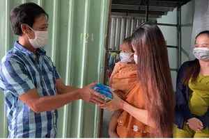 Cả trăm hộ dân tại một khu trọ nhận được tiền hỗ trợ thất nghiệp 