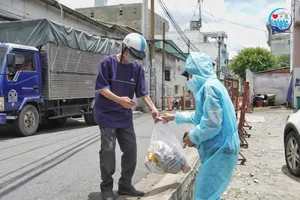 TP.HCM tiếp tục trao túi an sinh cho người dân sau 6-9