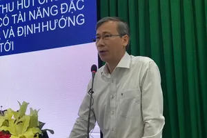 Không thể thu hút chuyên gia bằng cách chờ nộp đơn